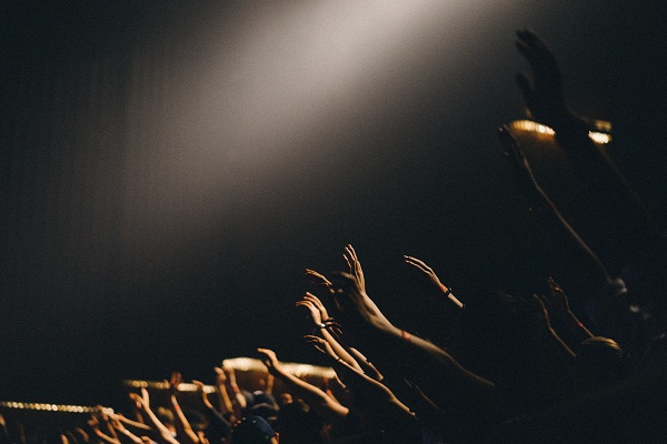 audience hands